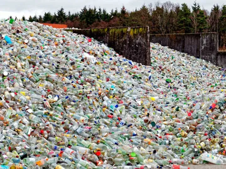 déchets de bouteilles en plastique