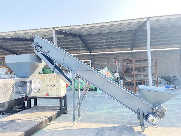 feeding conveyor for recycling