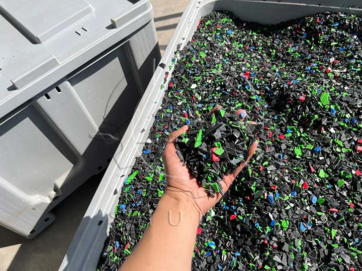 رقائق النفايات البلاستيكية